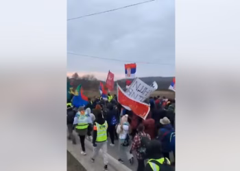 Studentët protestues kundër Vuçiqit provokohen me flamurin perandorak rus