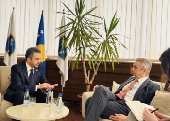 Radoniqi takohet me Hargreaves, diskutojnë për procesin zgjedhor