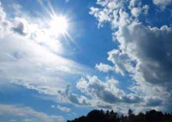 Moti sot me diell dhe vranësira