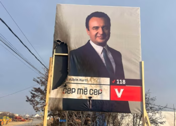 Manxhuka thotë se baneri i Kurtit në Skenderaj u dogj