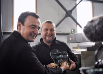 Kurti viziton “Termopanin”: Në mandatin tjetër, 1 miliard euro për bizneset prodhuese