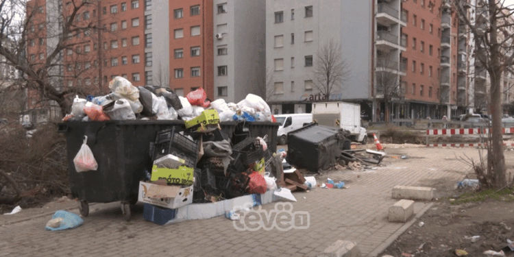 Parlamenti i Cyrihut merr vendimin për dhënien e disa kamionëve të mbeturinave për Prishtinën