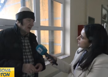 Shpërthen i moshuari pasi nuk e gjeti emrin në listë
