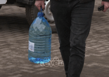 Banorët e rrugës ” Peja” në Fushë Kosovë mbeten pa ujë, KRU “ Prishtina” rregullon gypin