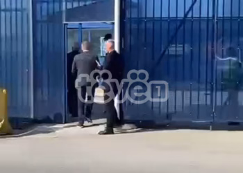 Dita e dytë e vizitës në Kosovë, vëllezërit i shkojnë Thaçit për vizitë në zyrat e EULEX-it