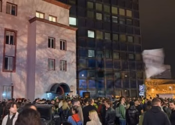 Studentët bllokojnë hyrjet e dy televizioneve në Beograd dhe Novi Sad