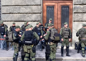 Numër i madh i forcave policore në qendër të Beogradit, pezullohet transporti publik