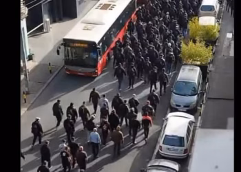 Burra të maskuar dhe të veshur me të zeza shfaqen në Beograd