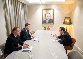 Abdixhiku takon ambasadorin turk, biseduan për zhvillimet e fundit në vend