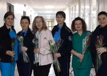 Policia e Kosovës dhuron lule në disa komuna të Kosovës për Ditën e Gruas