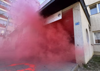 ​Marshi i grave, hedhin ngjyrë të kuqe e tymuese para objektit të policisë dhe gjykatës