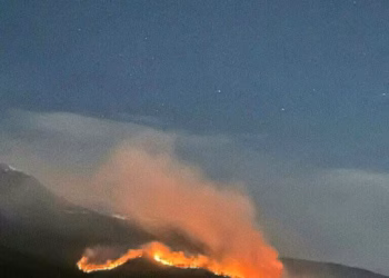 Një pjesë e maleve në Deçan përfshihen nga zjarri