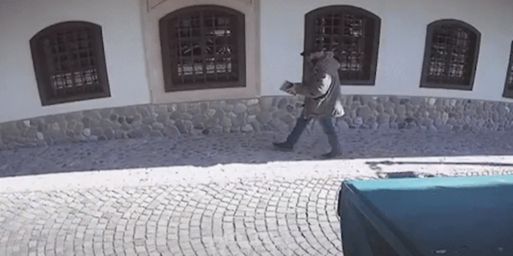 Si ndodhi grisja e Kuranit në Prizren? – Pronari i lokalit u shokua kur pa pamjet e kamerave të sigurisë