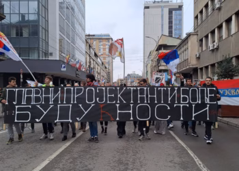 Serbët protestojnë në heshtje