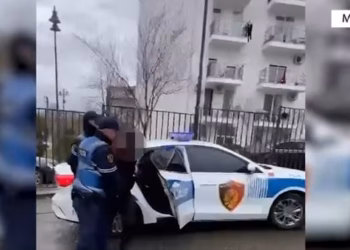 Policia kap në flagrancë 15-vjeçarin që po transportonte armë