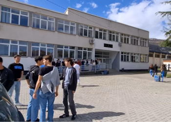 Disa nxënës në Tetovë bojkotojnë mësimin, kërkojnë të shkurtohen orët mësimore gjatë Ramazanit