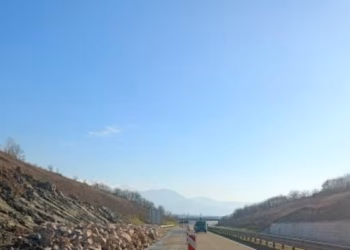 Lëshohet për qarkullim pjesa në autostradën “Ibrahim Rugova” që ishte mbyllë nga shembja e dheut