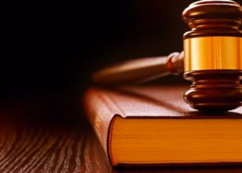 Statovci me tri, Munishi suspendohet me dy ndeshje