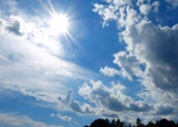 Moti sot me diell dhe vranësira të shpërndara