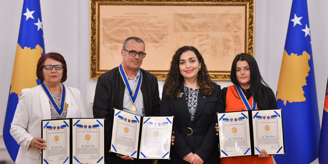​Osmani dekoron me medalje të mbijetuarit e dhunës seksuale gjatë luftës në Kosovë