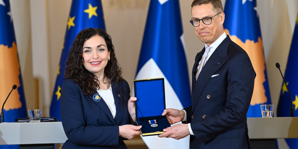Osmani nderon Forcat e Armatosura të Finlandës me Medaljen Presidenciale Ushtarake