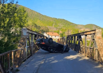 Një 22-vjeçar rrokulliset në urën e hekurit në Zveçan