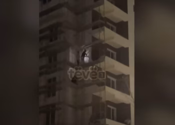 Punëtorët e ndërtimit s’i ndalë as terri, në orët e vona fasadojnë ndërtesën në “Emshir”