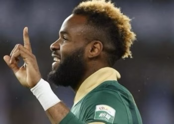 Vdes futbollisti ganez, ra nga një ndërtesë në Kinë