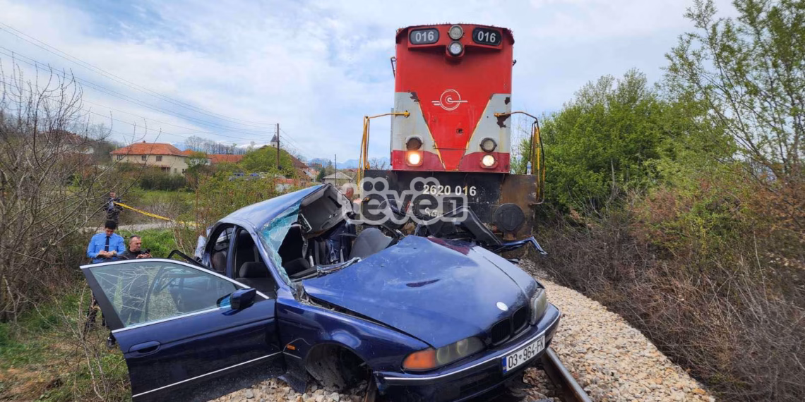 Një nga tre të lënduarit në aksidentin në Klinë dërgohet në QKUK