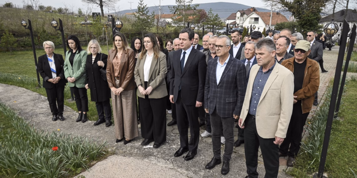 Kurti bën homazhe në 26-vjetorin e masakrës së Poklekut