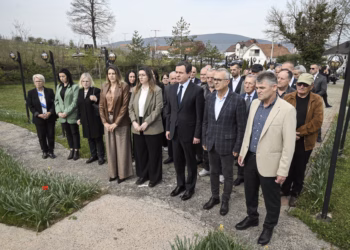 Kurti bën homazhe në 26-vjetorin e masakrës së Poklekut
