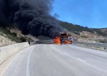 Digjet autobusi i linjës Tiranë-Sarandë, shpëtojnë pasagjerët