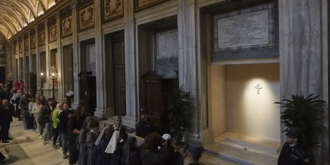Besimtarët katolikë bëjnë nderimet e fundit tek varri i Papa Françeskut