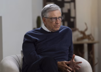 Bill Gates parashikon se vetëm tre profesione do t’i mbijetojnë inteligjencës artificiale