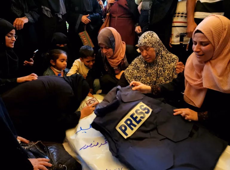 Vdes gazetari palestinez që u dogj i gjallë nga një sulm ajror izraelit në Gaza
