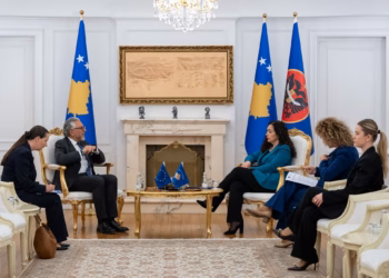 Osmani takohet me shefin e Eulexit, flasin për zhvillimet në fushën e sigurisë