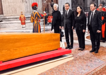 Kurti nderon Papa Françeskun në ceremoninë mortore në Vatikan
