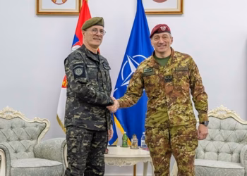 Komandati i KFOR-it takon shefin e ushtrisë serbe në Beograd