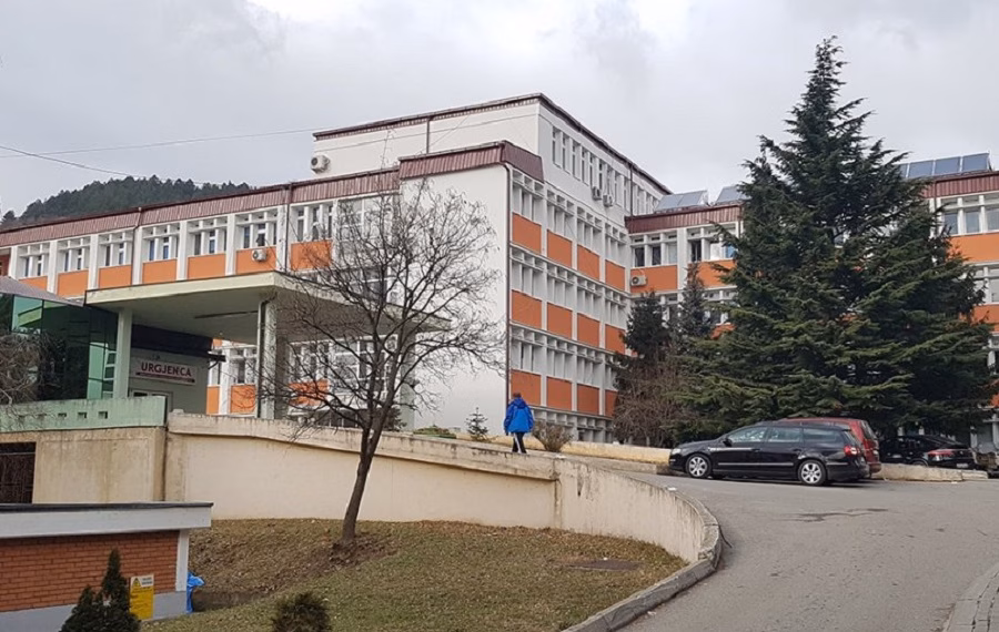 Plagosja me armë zjarri në Deçan, flasin nga Spitali i Pejës