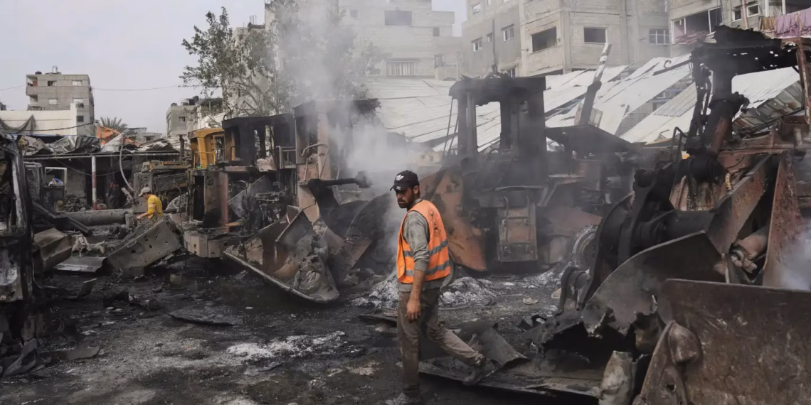 Sulmet izraelite shënjestrojnë paisjet e shpëtimit civil në Gaza, vriten të paktën 14 persona