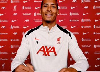 Van Dijk firmos kontratë të re me Liverpoolin
