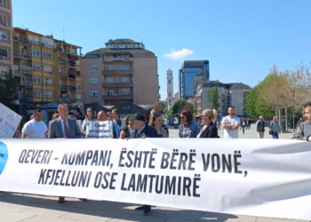 ​“Me 230 euro nuk mund të jetojmë”, punëtorët e sektorit privat kërkojnë rritjen e pagave