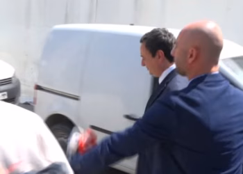 AGK: Dënojmë pengimin e gazetarit, Genc Godanci nga mbrojtja e afërt e kryeministrit në detyrë