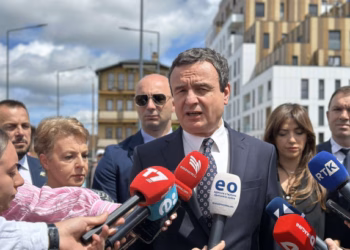 Kurti nderon sakrificën e heronjve Ilir Konushevci dhe Hazir Malaj