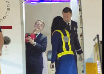 Presidenti francez goditet nga gruaja e tij teksa zbrisnin nga avioni në Vietnam