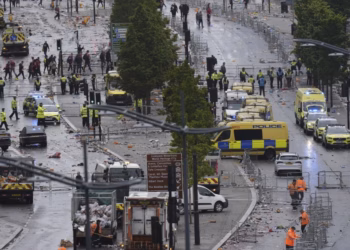 Një veturë përplaset në turmën e tifozëve, që festonin titullin e Liverpoolit