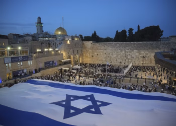 Kolonët izraelitë sulmojnë xhaminë Aksa për të shënuar pushtimin e Jerusalemit Lindor