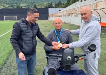 Legjendat e Lirisë e nderojnë tifozin legjendë