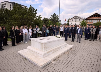 Kurti përkujton Agron Rrahmanin dhe Bahri Fazliun në përvjetorin e 26-të të rënies