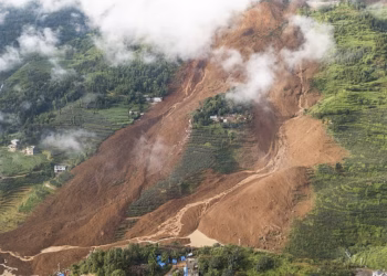 21 persona mbesin të bllokuar nga rrëshqitjet e dheut në Kinë